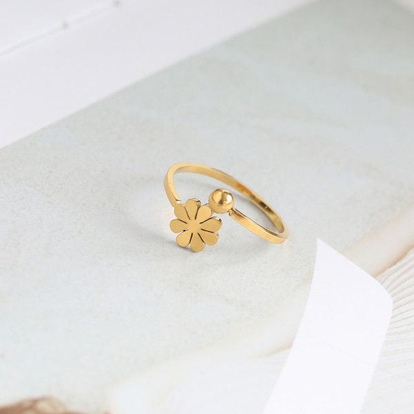 Naiste igapäevane sõrmuseline lillega mudel