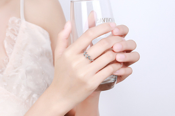 Moodne naiste sõrmus sale kividega mudel