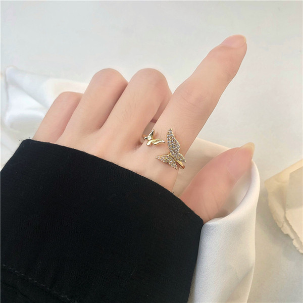 Naiste aktuaalne sõrmus liblikate ja dekoratiivkividega