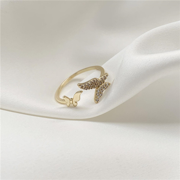 Naiste aktuaalne sõrmus liblikate ja dekoratiivkividega