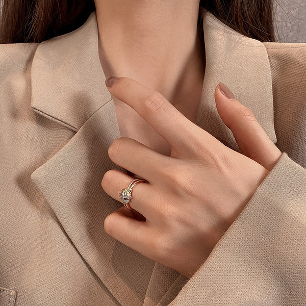 Stiilne naiste sõrmuseline mudel