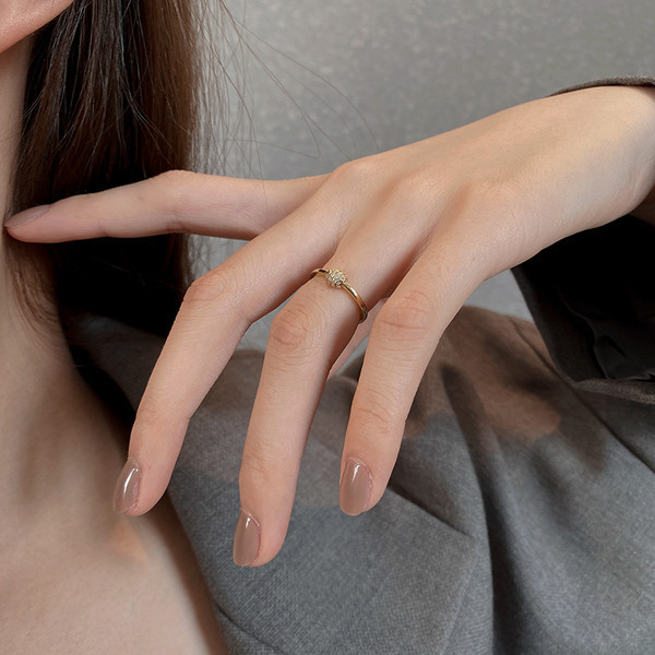 Stiilne naiste õhuke sõrmus tavaline mudel