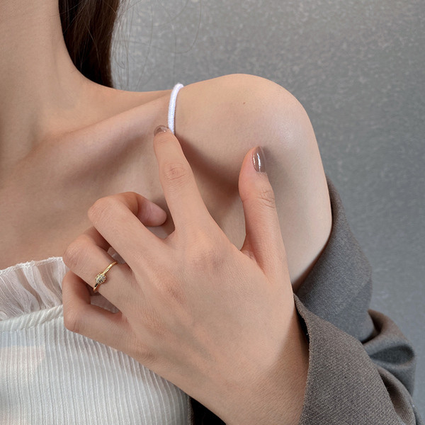 Stiilne naiste õhuke sõrmus tavaline mudel