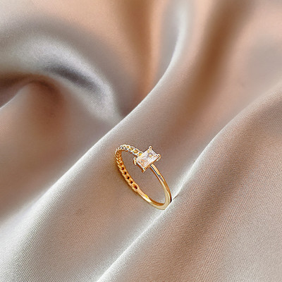 Елегантен дамски пръстен с камък тънък модел
