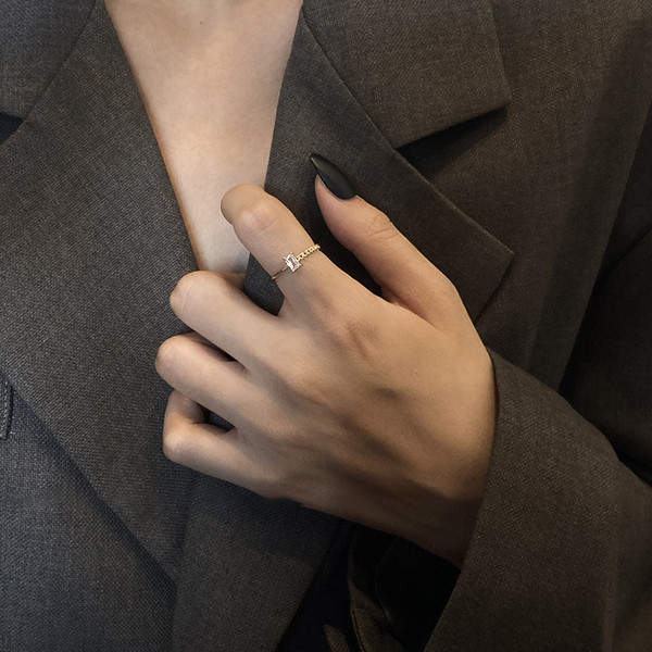 Elegantne naiste sõrmus kivist saleda mudeliga