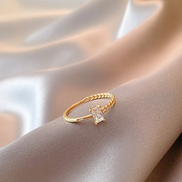 Elegantne naiste sõrmus kivist saleda mudeliga