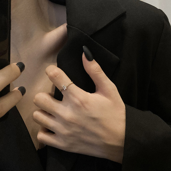 Elegantne naiste sõrmus kivist saleda mudeliga