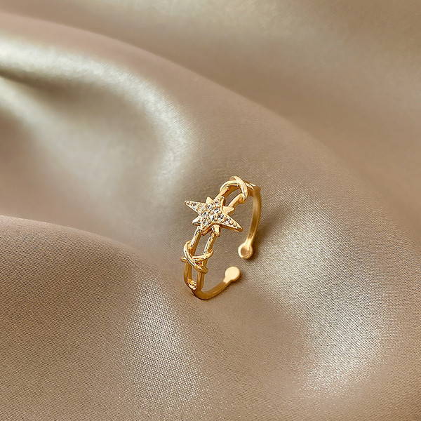 Női mindennapi gyűrű csillaggal és kövekkel