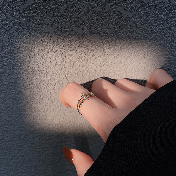 Női mindennapi gyűrű csillaggal és kövekkel