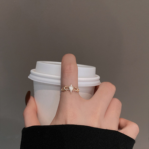 Női mindennapi gyűrű csillaggal és kövekkel