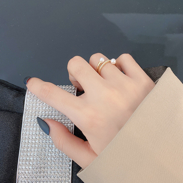 Női gyűrű díszítő gyöngyökkel és kövekkel