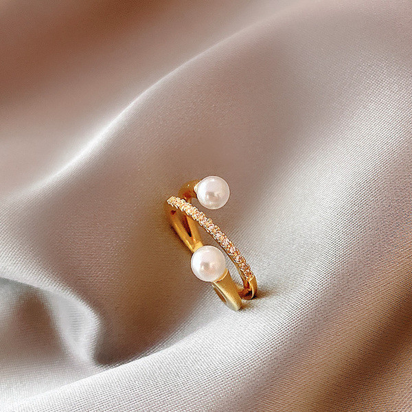 Női gyűrű díszítő gyöngyökkel és kövekkel