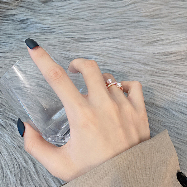 Női gyűrű díszítő gyöngyökkel és kövekkel