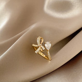 Stílusos női gyűrű szalaggal és díszkövekkel