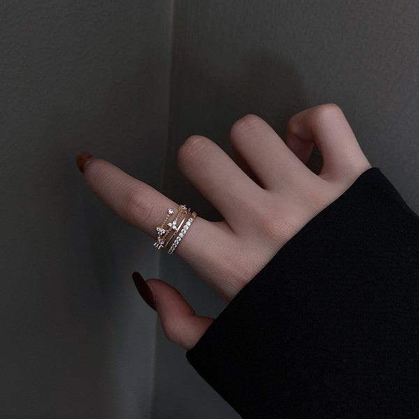 Moodne naiste lai kividega sõrmus