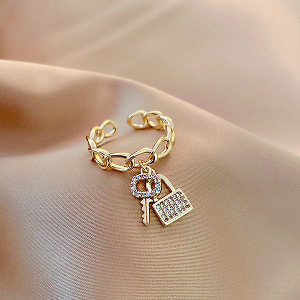 Női mindennapi gyűrű kövekkel és medálokkal