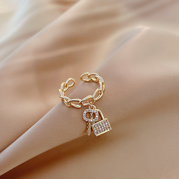 Női mindennapi gyűrű kövekkel és medálokkal