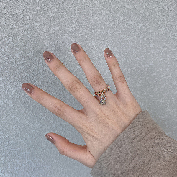 Női mindennapi gyűrű kövekkel és medálokkal