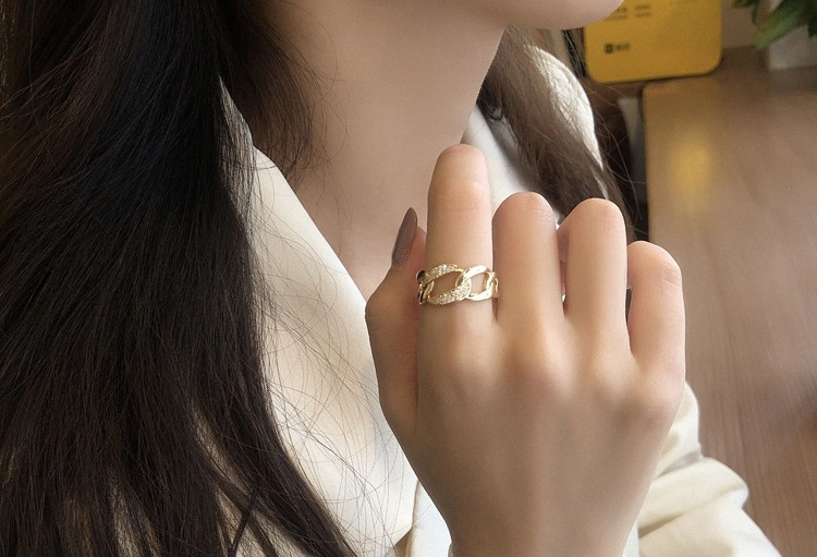 Elegantne naiste lai dekoratiivkividega sõrmus