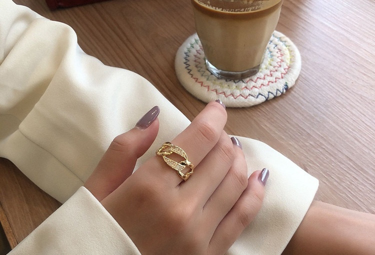 Elegantne naiste lai dekoratiivkividega sõrmus