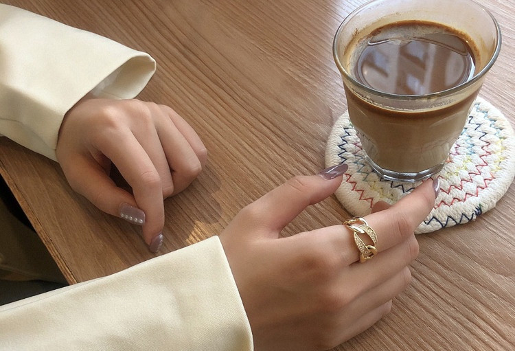 Elegantne naiste lai dekoratiivkividega sõrmus