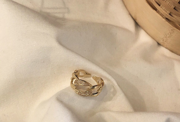 Elegantne naiste lai dekoratiivkividega sõrmus