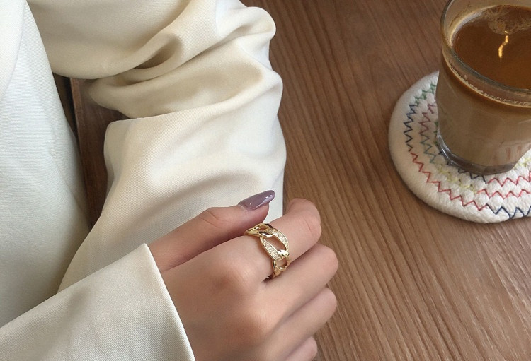 Elegantne naiste lai dekoratiivkividega sõrmus