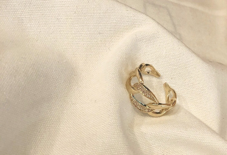 Elegantne naiste lai dekoratiivkividega sõrmus