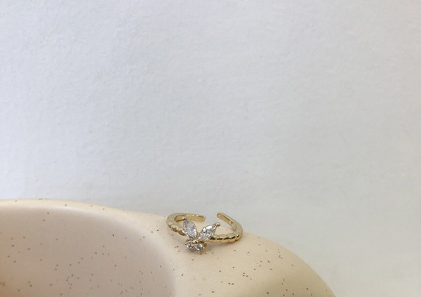 Naiste õhuke dekoratiivkividega sõrmus