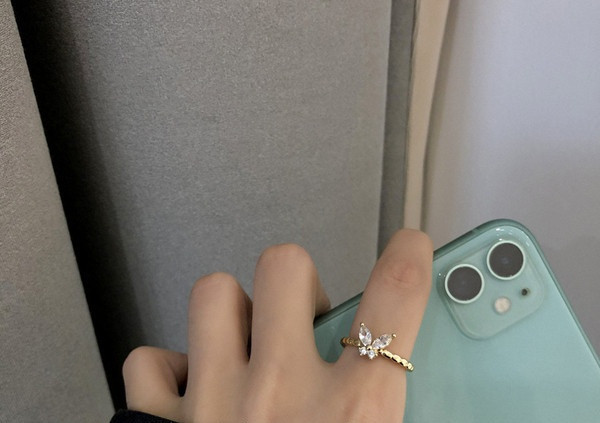 Naiste õhuke dekoratiivkividega sõrmus