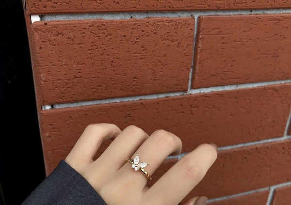 Naiste õhuke dekoratiivkividega sõrmus