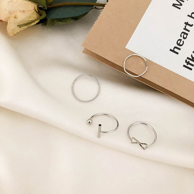 Naiste neljast sõrmust koosnev tavaline mudel