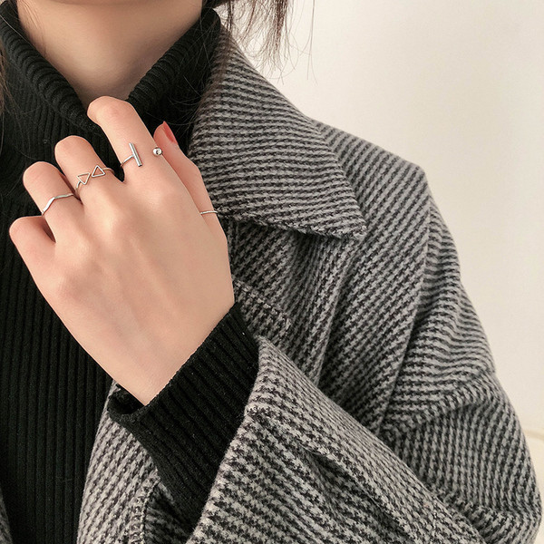 Naiste neljast sõrmust koosnev tavaline mudel