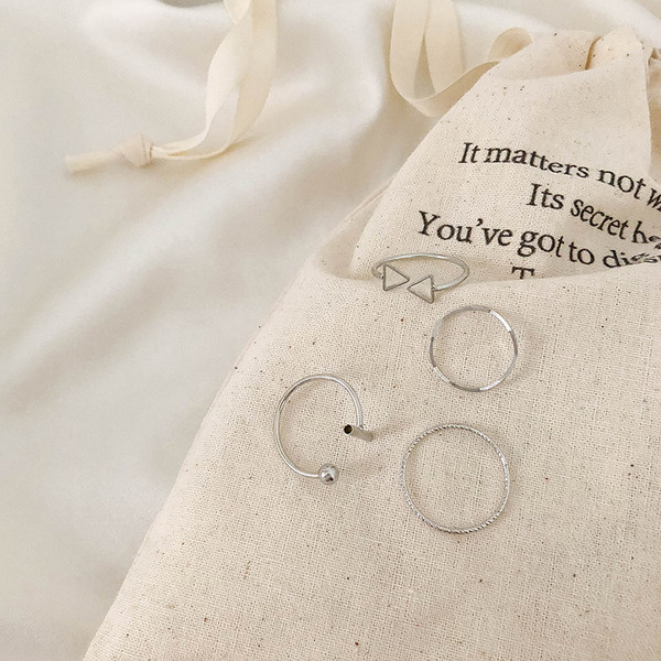 Naiste neljast sõrmust koosnev tavaline mudel