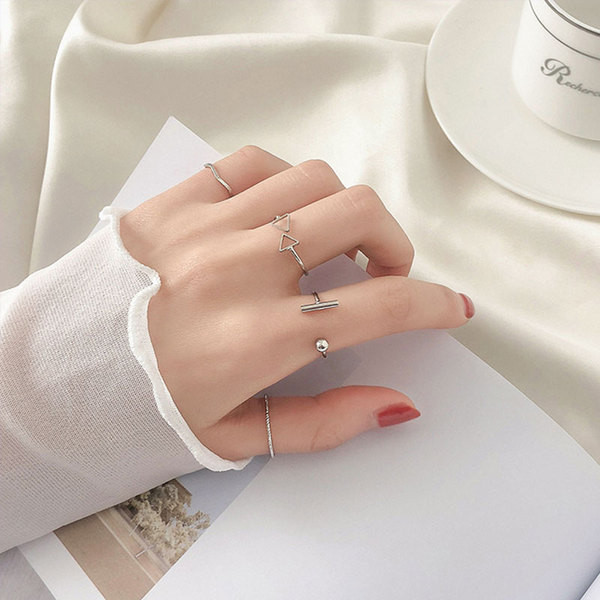 Naiste neljast sõrmust koosnev tavaline mudel