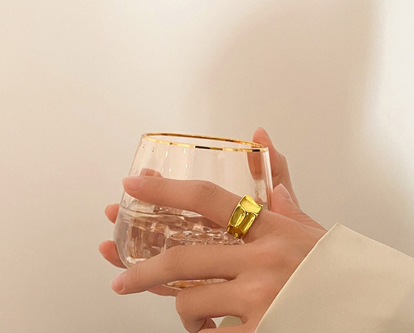 Női gyűrű széles tiszta modell