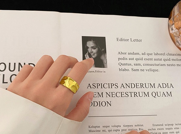 Női gyűrű széles tiszta modell