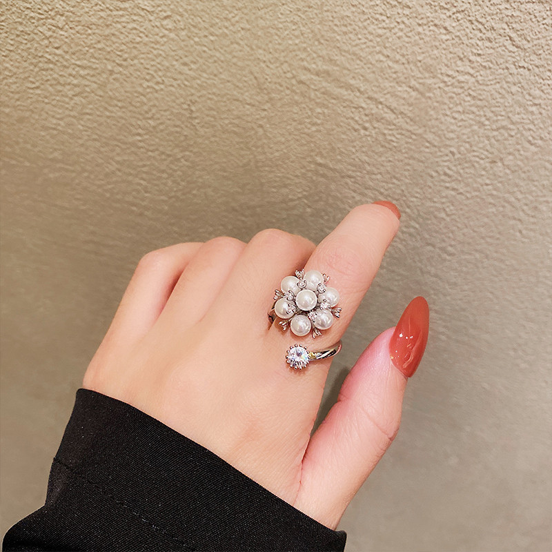 Modern női gyűrű dekoratív gyöngyökkel és kövekkel
