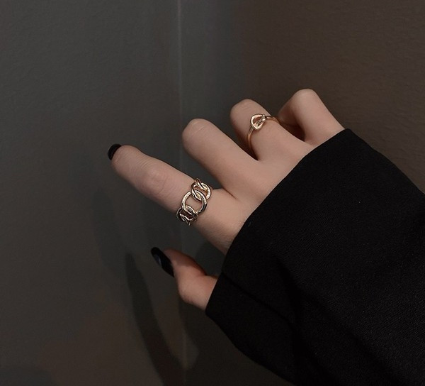 Naiste moodne kahest sõrmust koosnev komplekt