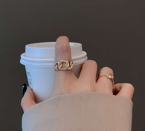 Naiste moodne kahest sõrmust koosnev komplekt