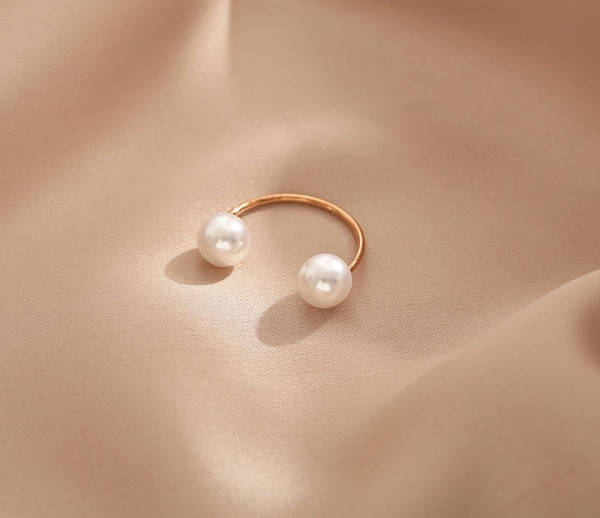 Kahe pärlitega naiste sõrmuse komplekt