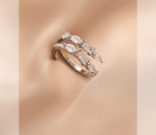 Stiilne naiste kahe mudeli kividega sõrmus