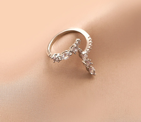 Stiilne naiste kahe mudeli kividega sõrmus