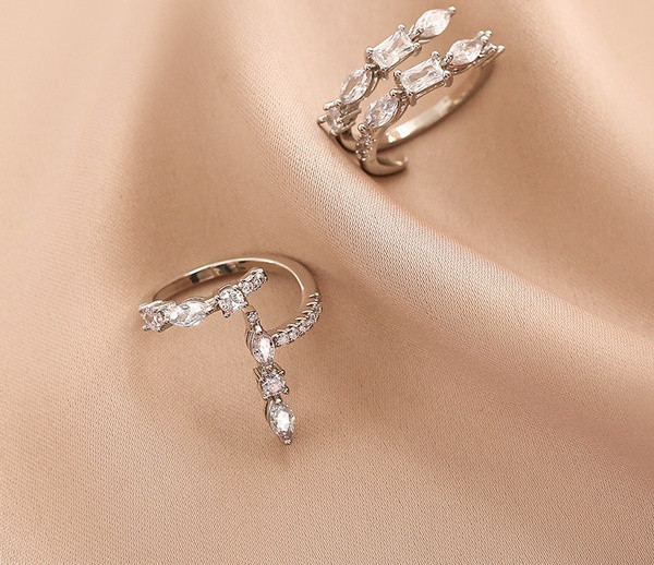 Стилен дамски пръстен с камъни в два модела