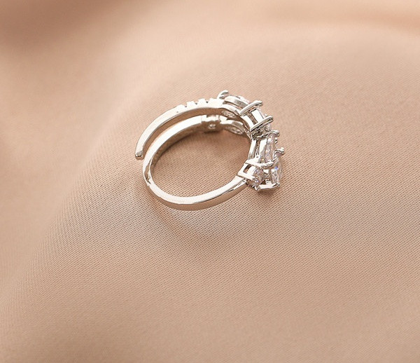 Stiilne naiste kahe mudeli kividega sõrmus