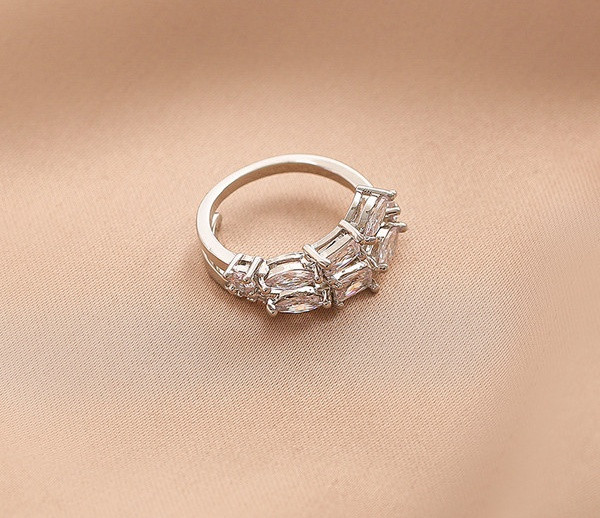 Stiilne naiste kahe mudeli kividega sõrmus