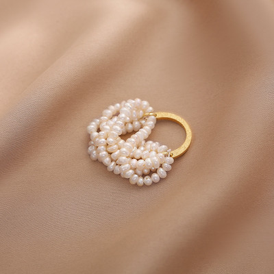 Stiilne naiste sõrmus dekoratiivpärlitega lai mudel