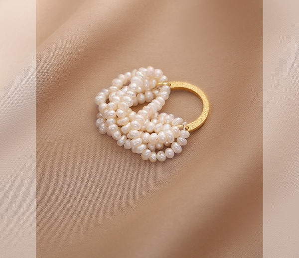 Stiilne naiste sõrmus dekoratiivpärlitega lai mudel