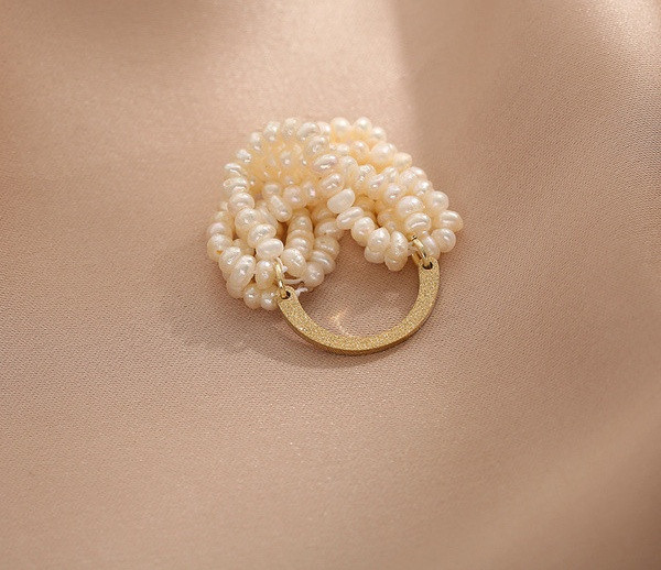 Stiilne naiste sõrmus dekoratiivpärlitega lai mudel