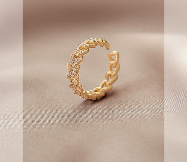 Elegantne naiste sõrmuse õhuke mudel dekoratiivkividega